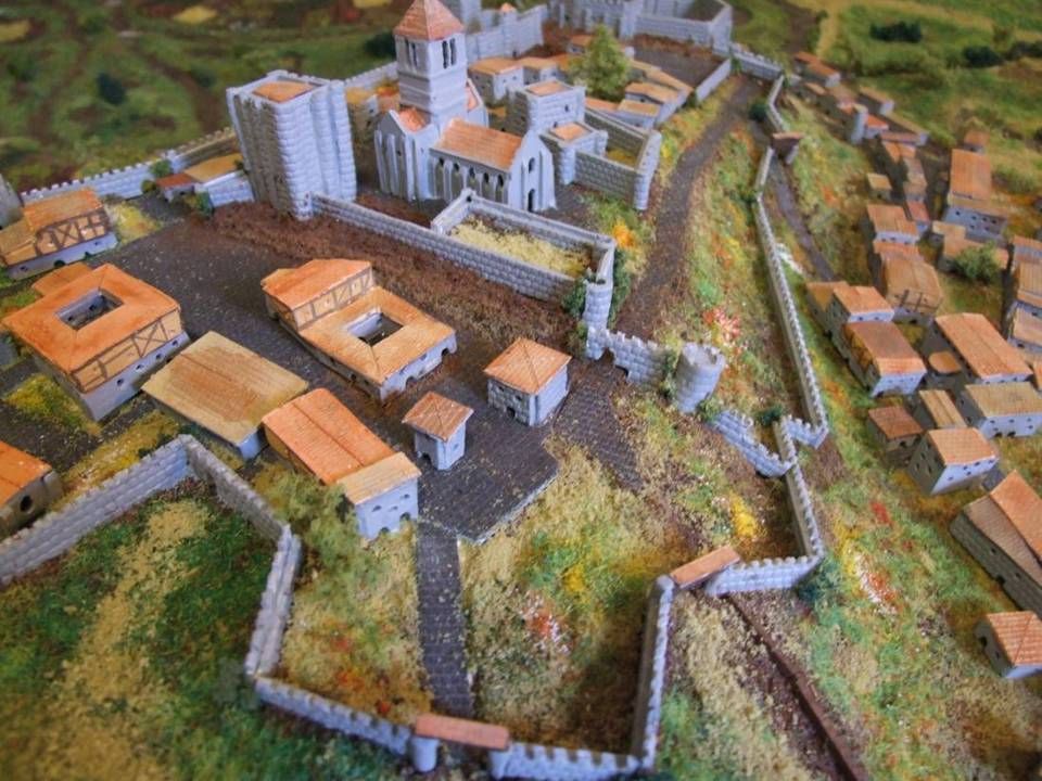 Église, tours et maisons de la ville haute