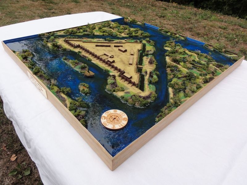 Maquette du Fort Caroline : fort triangulaire entouré d'eau et de marais, avec un navire