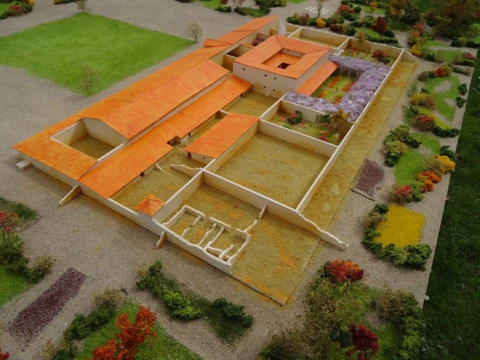 Grand bâtiment à cours et jardins