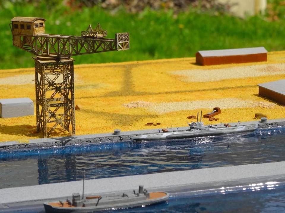 Grue et sous-marin à quai