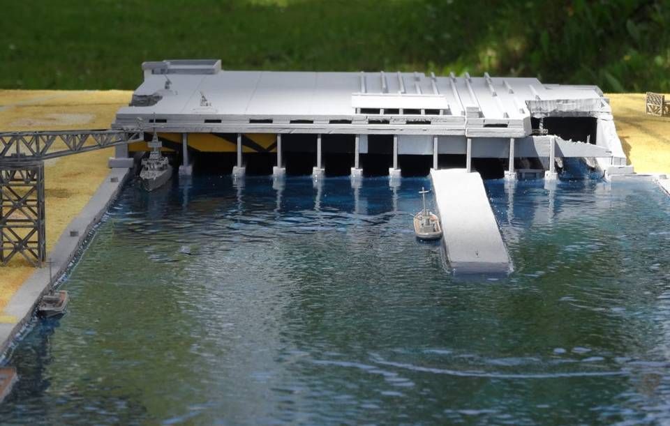 La base sous-marine et ses alvéoles, vue depuis le bassin