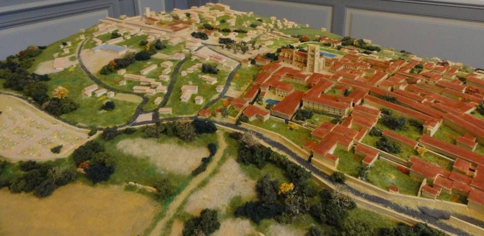 La cité médiévale et sa cathédrale, au-dessus des remparts