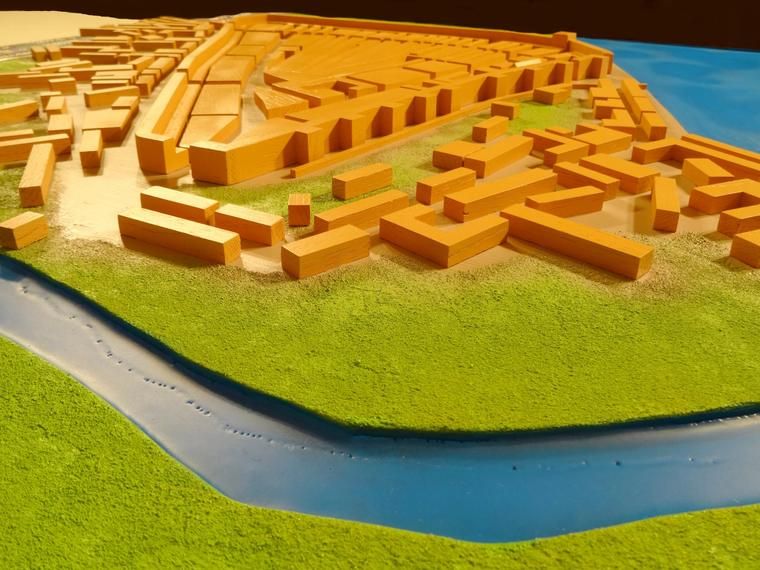 La rivière en relief, repérée par des points braille