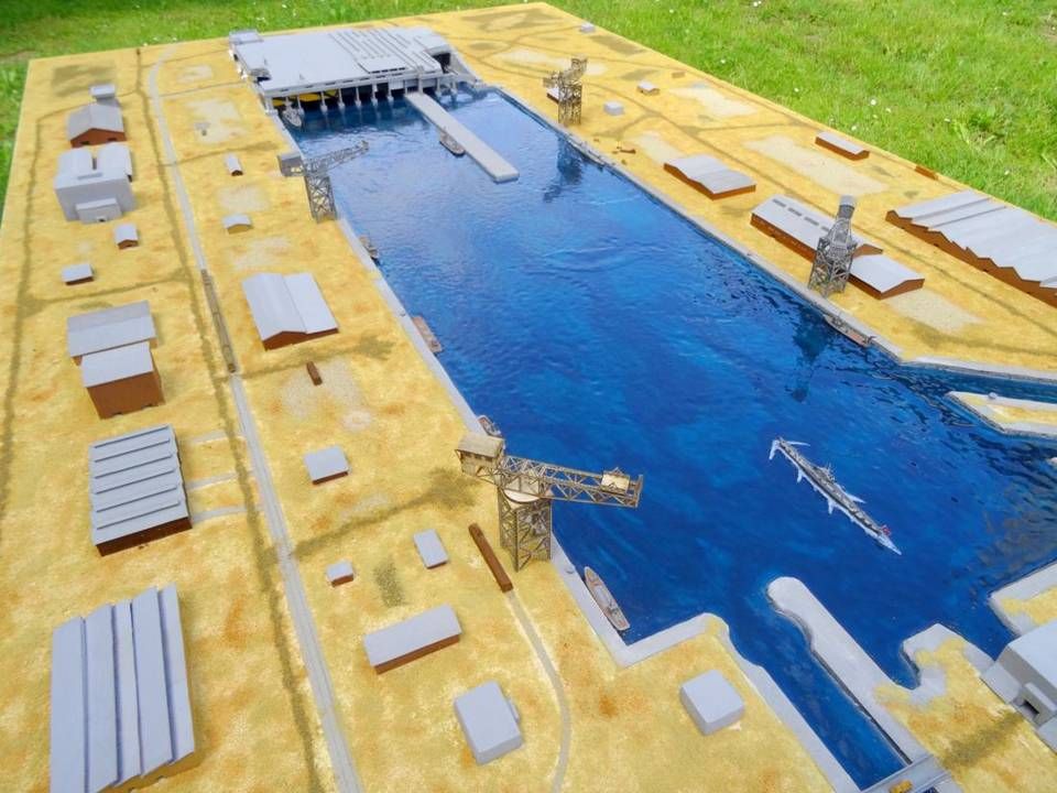 Le bassin, ses grues et les navires