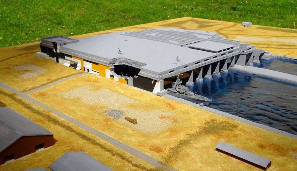 Le bunker, son camouflage et les traces de bombardement