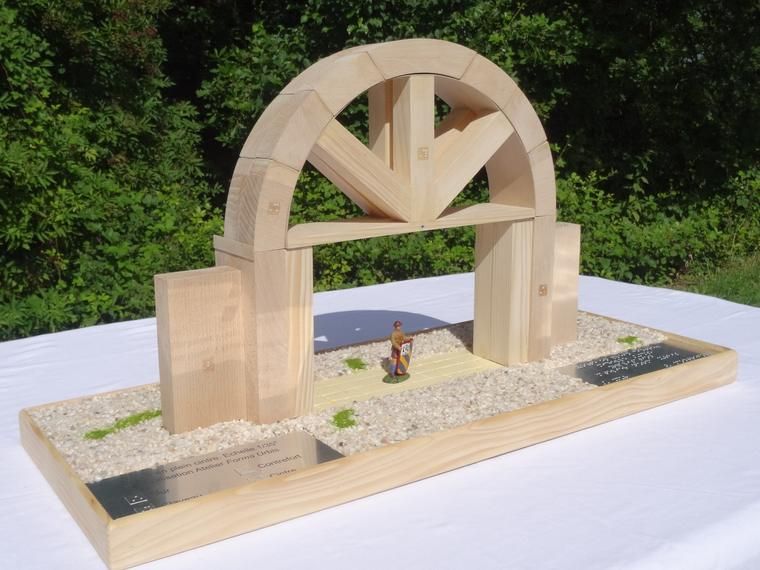 Le cintre en bois, vu de trois quarts