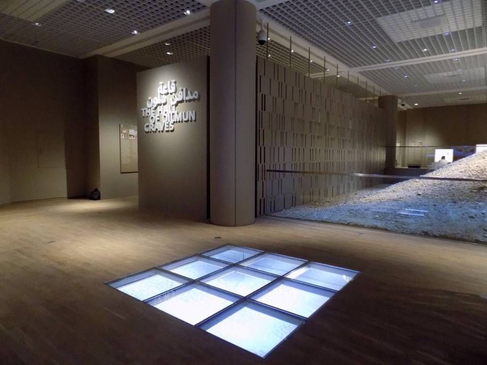 Le Hall of Dilmun Graves : la maquette est présentée sous un plancher de verre