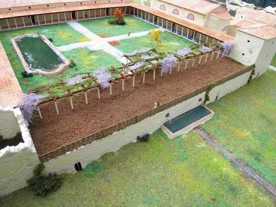 Le jardin à péristyle et son grand bassin