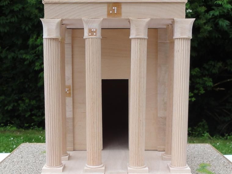 Les colonnes et leurs chapiteaux sont posés