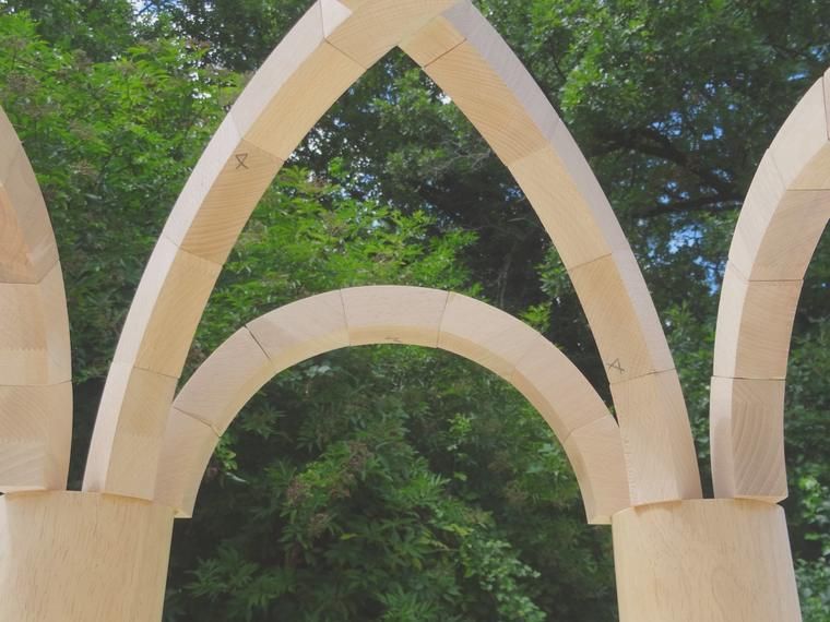 Les ogives se croisent à la clé de voûte