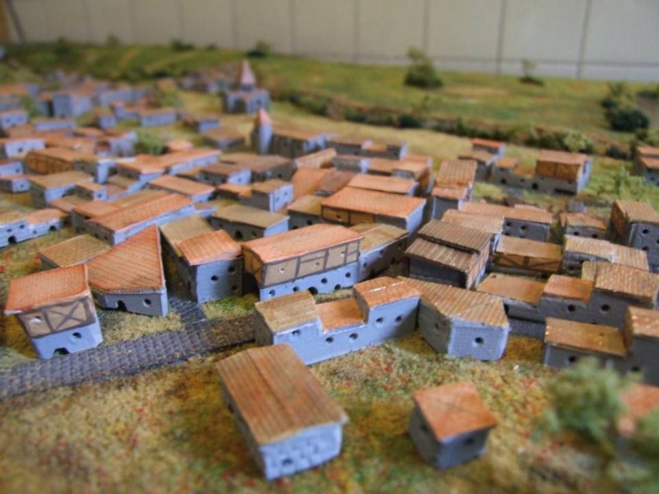 Maisons de la ville basse : chacune mesure entre 5 mm et 1 cm