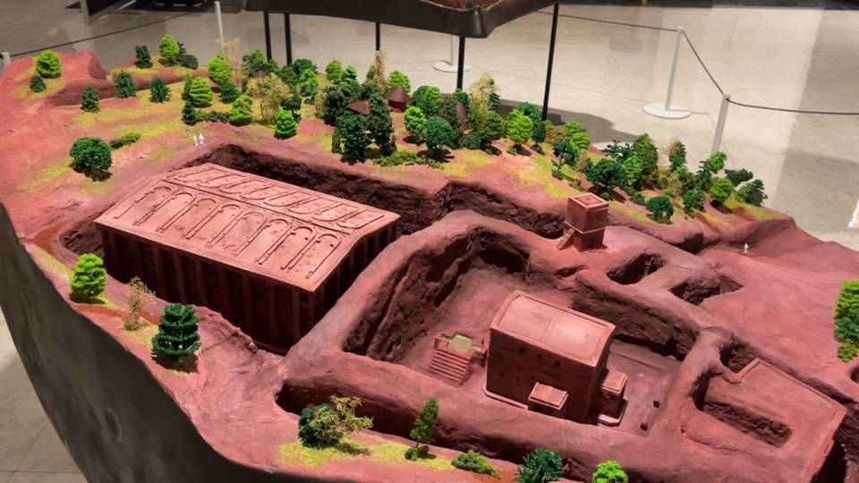 Une église monolithe et sa cour creusée dans la roche