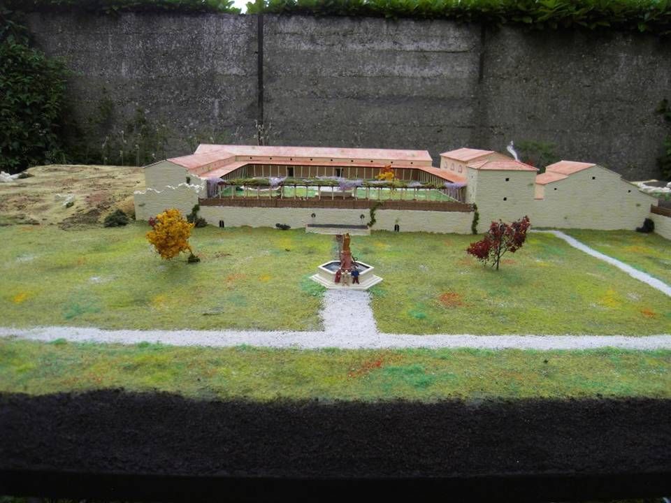 Vue d'ensemble : la villa, ses jardins et ses champs