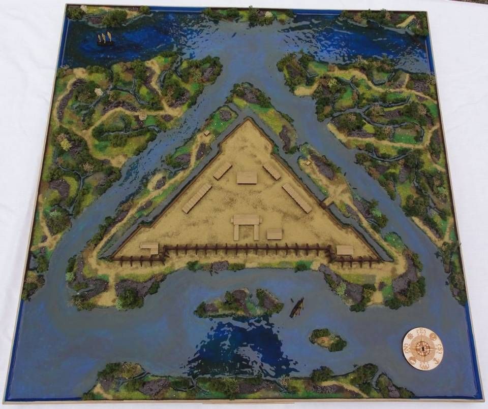 Vue d'ensemble : le fort triangulaire au milieu des marais